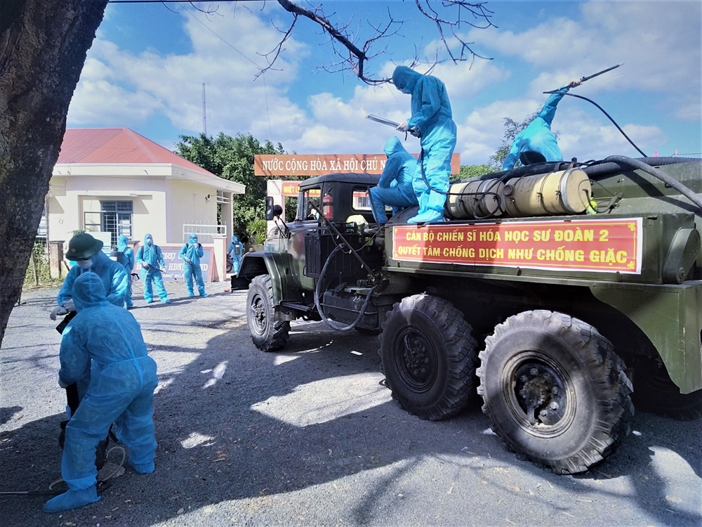 Cán bộ, chiến sĩ hóa học Sư đoàn Bộ binh 2 (Quân khu 5) sẵn sàng chống dịch như chống giặc.